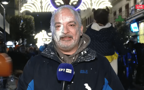 Βέροια: «Επίθεση» καρναβαλιστών σε δημοσιογράφο της ΕΡΤ3 - Δείτε βίντεο