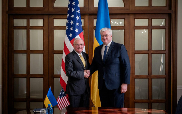 Κίεβο: Ο Ουκρανός υπουργός Εξωτερικών συζήτησε με τον απεσταλμένο των ΗΠΑ για  δίκαιη και διαρκή ειρήνη