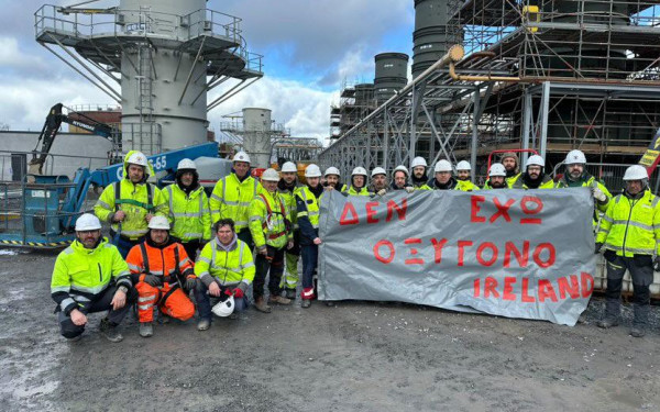 Τέμπη: Έλληνες εργαζόμενοι στην Ιρλανδία υψώνουν πανό με σύνθημα «Δεν έχω οξυγόνο»