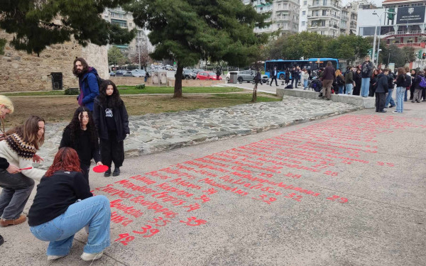 Θεσσαλονίκη - Τέμπη: Tα ονόματα των θυμάτων στον Λευκό Πύργο - Συγκινητική δράση από τους φοιτητές (βίντεο)