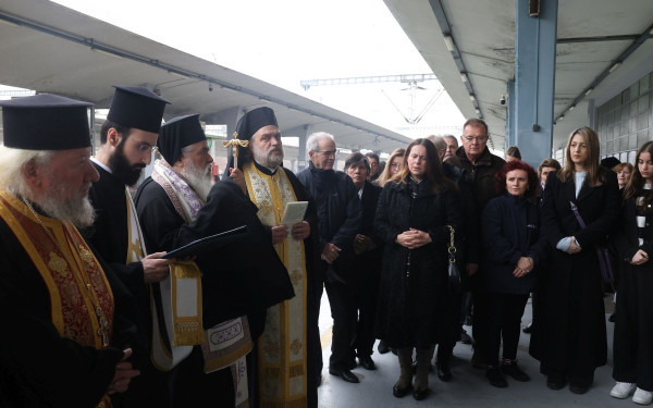 Θεσσαλονίκη: Μνημόσυνο στον σιδηροδρομικό σταθμό για τους 57 νεκρούς στα Τέμπη