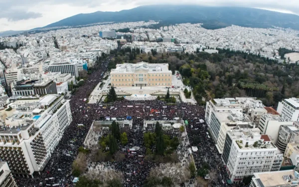 Τέμπη: Επεισόδια στο Σύνταγμα - Moλότοφ και φωτιές στη Βουλή