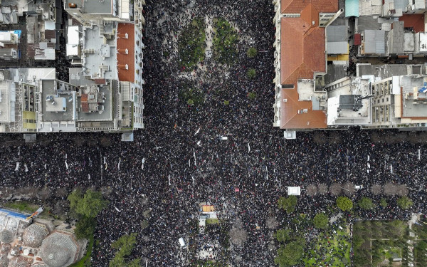 Συγκεντρώσεις για τα Τέμπη: Οι Έλληνες τίμησαν τη μνήμη των «παιδιών τους» περιθωριοποιώντας τις θλιβερές μειοψηφίες
