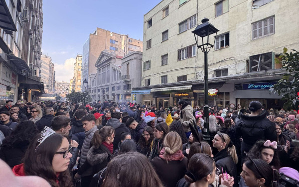 Θεσσαλονίκη: To αδιαχώρητο στο κέντρο της πόλης - Αποκριάτικο γλέντι και ατελείωτο τσίκνισμα (βίντεο)