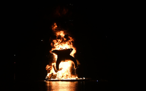 Πάτρα: Κάηκε ο Βασιλιάς Καρνάβαλος - Δείτε βίντεο και φωτογραφίες