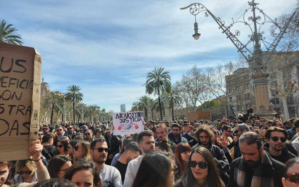 Τέμπη: «Δεν έχω οξυγόνο» και στη Βαρκελώνη