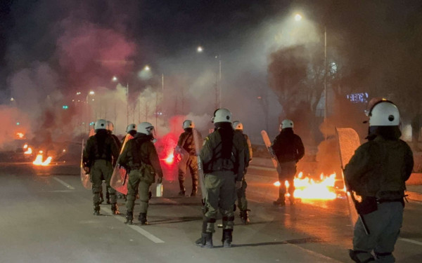 Θεσσαλονίκη: Επεισόδια μετά την πορεία για τα Τέμπη - Μολότοφ, οδοφράγματα και δεκάδες προσαγωγές (βίντεο)