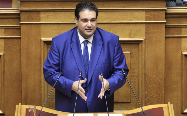 Πρόταση δυσπιστίας – Θ. Λιβάνιος: Το δίλημμα είναι αν η χώρα θα έχει μια κυβέρνηση που την οδηγεί μπροστά ή έναν συνασπισμό δραχμιστών