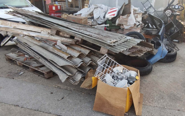 Ωραιόκαστρο: Πλάκες αμιάντου και επικίνδυνα απόβλητα σε χώρο συνεργείου