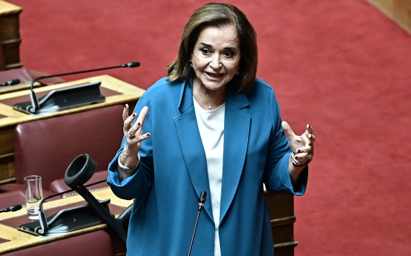 Πρόταση δυσπιστίας- Ντ. Μπακογιάννη: Το επίπεδο σας αυτές τις μέρες αδικεί τα 57 θύματα των Τεμπών και τις οικογένειες τους