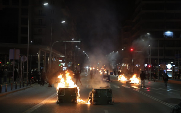 Πάνω από 90 προσαγωγές και επτά συλλήψεις για τα επεισόδια τη νύχτα της Παρασκευής σε Θεσσαλονίκη και Αθήνα