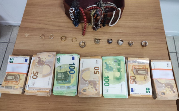 Πιερία: Οικιακή βοηθός έκλεψε 17.000 ευρώ μετρητά, κοσμήματα και λίρες αξίας 6.500 ευρώ και υπεξαίρεσε 132.000 ευρώ