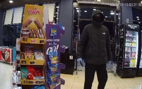 Θεσσαλονίκη: Βίντεο ντοκουμέντο με ληστή να κρατά μεγάλο μαχαίρι και να απειλεί υπάλληλο - «Τα λεφτά γρήγορα» φώναζε