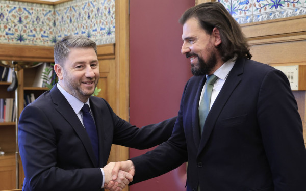 Στο ΠΑΣΟΚ ο Πέτρος Παππάς - Έδωσε τα χέρια με τον Νίκο Ανδρουλάκη