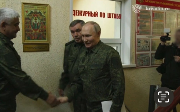 Β. Πούτιν: Φορώντας στρατιωτική στολή ζητά να νικηθούν οι Ουκρανικές δυνάμεις