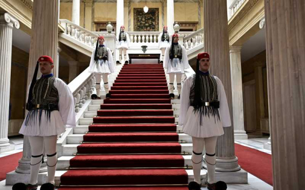 Δεξίωση για την 52η Επέτειο Αποκατάσταση της Δημοκρατίας: Το πρόγραμμα, οι παρόντες και οι «αιχμές» Σαμαρά