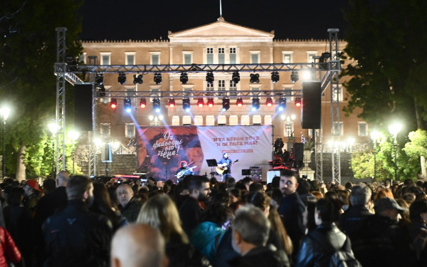 Αθήνα: Συναυλία στο Σύνταγμα για τα Τέμπη