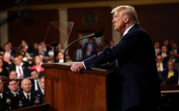 Ο Τραμπ θα εξετάσει το ενδεχόμενο αποκατάστασης της αμερικανικής βοήθειας προς το Κίεβο αν διευθετηθούν οι ειρηνευτικές συνομιλίες