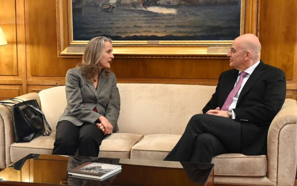 Συνάντηση Δένδια με την επιτετραμμένη της πρεσβείας των ΗΠΑ