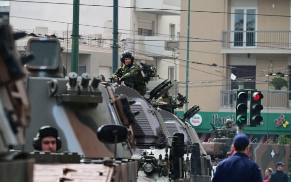 Η αγωνία για τις σημερινές παρελάσεις, το πολιτικό μήνυμα Καρυστιανού, το «καρφί» του Αγγελούδη στον Δούκα και το «λουκέτο» στους δήμους - Γράφει ο Σαλονικιός
