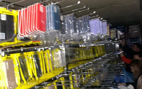 Μπαράζ ελέγχων της ΔΙΜΕΑ στην Αθήνα: Πρόστιμα άνω των 100.000 ευρώ και σύλληψη ενός ατόμου για καταστροφή 8.211 προϊόντων «μαϊμού»