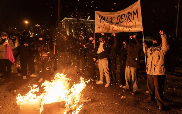 Σε τεντωμένο σκοινί ακροβατεί η Τουρκία μετά τη σύλληψη Ιμάμογλου (βίντεο)