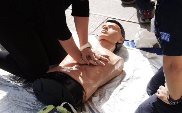 Χίλιοι θάνατοι από ανακοπή ετησίως στην Ελλάδα - Γιατί πρέπει όλοι να μάθουμε ΚΑΡΠΑ