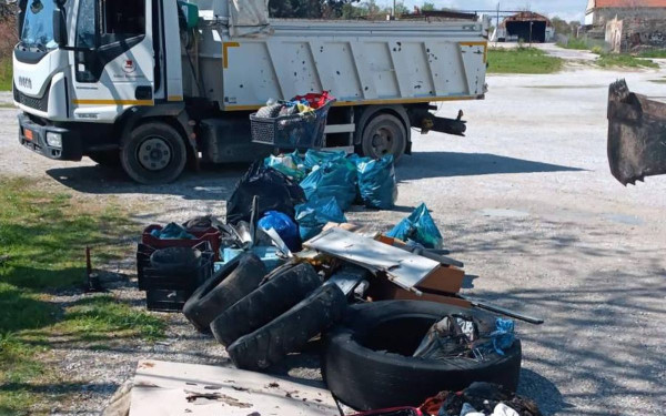 Καλαμαριά: Δήμος, μαθητές και οι «Cleaningans» καθάρισαν το πάρκο στο Κόδρα