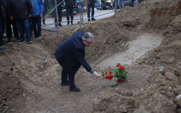 Θεσσαλονίκη: Στους ομαδικούς τάφους εκτελεσμένων κοντά στο Γεντί Κουλέ ο Δ. Κουτσούμπας