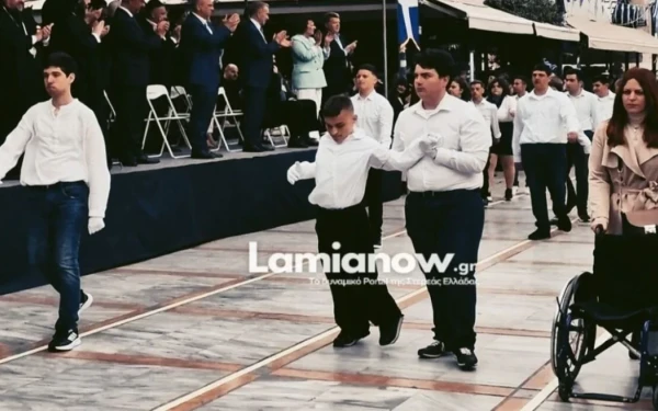 Λαμία: Συγκλόνισε ο μαθητής που σηκώθηκε από αμαξίδιο και παρέλασε