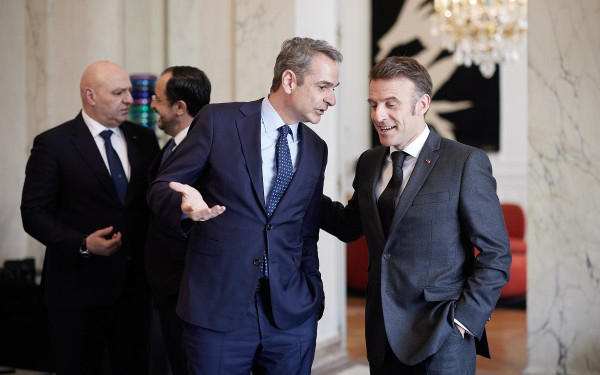 Τηλεφωνική επικοινωνία Μητσοτάκη-Μακρόν - Συνεργασία Ελλάδας, Γαλλίας και Ιταλίας για το Μεσανατολικό