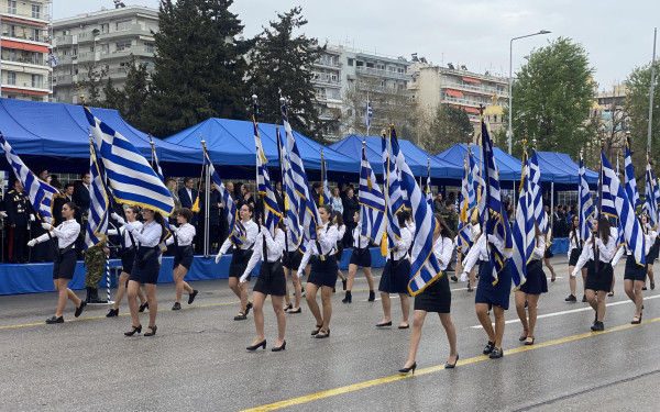 Θεσσαλονίκη: Υπό βροχή η παρέλαση στη λεωφόρο Μεγάλου Αλεξάνδρου (βίντεο)