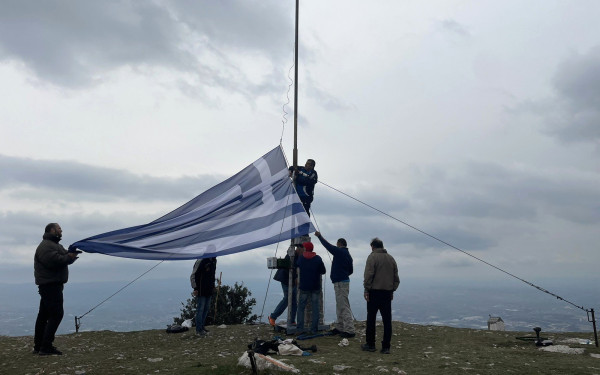 Ξάνθη: Εθελοντές τοποθέτησαν καινούργια Ελληνική σημαία στο Αυγό