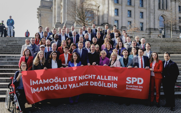 Γερμανία: Βουλευτές του SPD ανήρτησαν πανό υπέρ του Εκρέμ Ιμάμογλου