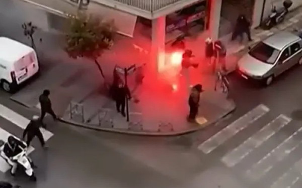 Οπαδικό επεισόδιο στη Θεσσαλονίκη: Επιτέθηκαν σε άτομο με αναμμένο πυρσό και μπουνιές στους Αμπελόκηπους (βίντεο)