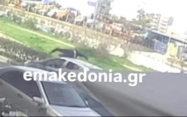 Θεσσαλονίκη: Βίντεο με σοκαριστική παράσυρση πεζού - Τον τίναξε στον αέρα