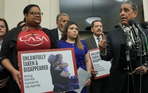 ΗΠΑ: Το Ανώτατο Δικαστήριο καλεί την κυβέρνηση Τραμπ να «διευκολύνει» την επιστροφή μετανάστη που απελάθηκε άδικα