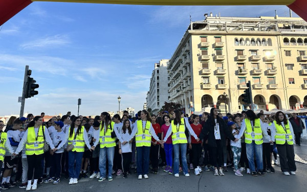 19ος Διεθνής Μαραθώνιος Μ. Αλέξανδρος: Εκατοντάδες παιδιά έτρεξαν στη Θεσσαλονίκη (βίντεο)