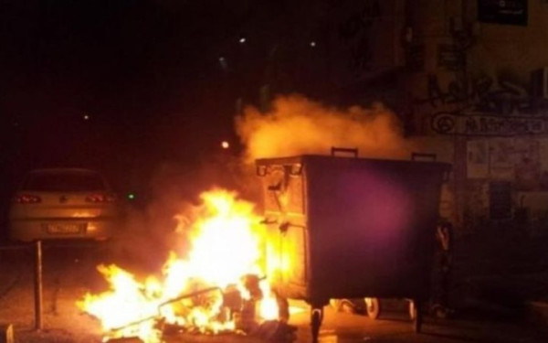 Θεσσαλονίκη: Άγνωστοι έβαλαν φωτιά σε κάδο απορριμμάτων