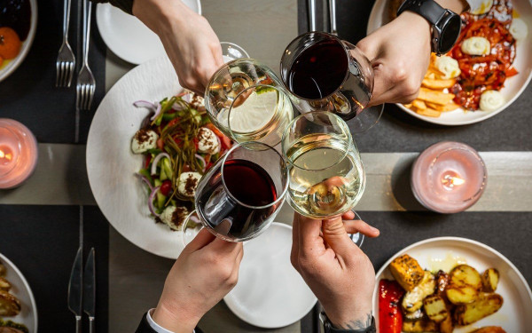 Σigma Wine & Cocktail Bar: Μια μοναδική εμπειρία γεύσης και ιστορίας