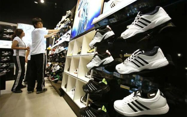 ΗΠΑ: Βουτιά στις μετοχές Nike, Adidas και Puma λόγω των αμερικανικών δασμών στο Βιετνάμ