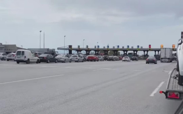 Θεσσαλονίκη: Κορυφώνεται η έξοδος των εκδρομέων για το Πάσχα - Μεγάλη αναμονή στα διόδια των Μαλγάρων (βίντεο)