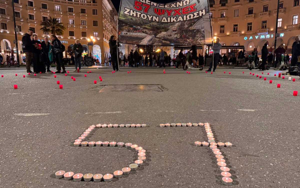 Θεσσαλονίκη: Με 57 κεριά συγγενείς και φίλοι τίμησαν την μνήμη των θυμάτων των Τεμπών (βίντεο)