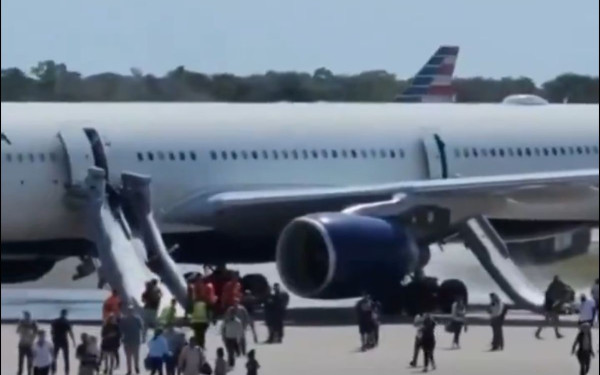 Φωτιά σε κινητήρα αεροσκάφους της Delta Airlines - Από τις τσουλήθρες εκκένωσαν οι επιβάτες (βίντεο)