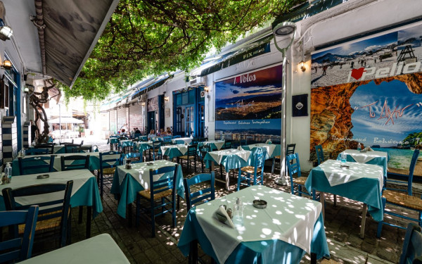 Το Δίχτυ: Ένα βολιώτικο στέκι στην Πλατεία Άθωνος, σημείο αναφοράς εδώ και τρεις δεκαετίες