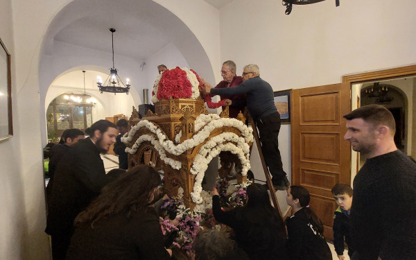 Το έθιμο του στολισμού του Επιταφίου στη Νέα Μηχανιώνα