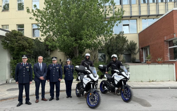 Θεσσαλονίκη: Με δύο καινούργιες μοτοσικλέτες ενισχύθηκε η Διεύθυνση Τροχαίας Θεσσαλονίκης - Δωρεά της εταιρείας HELLENiQ ENERGY