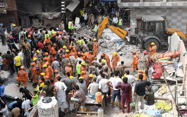 Ινδία: Κατέρρευσε κτίριο στο Νέο Δελχί - Τουλάχιστον 11 νεκροί (βίντεο)
