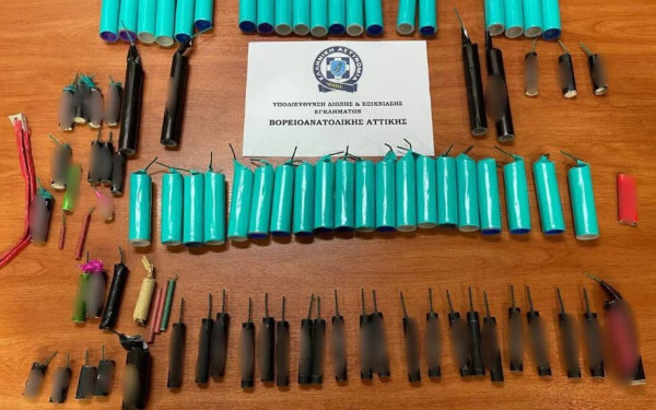 Ανήλικοι πουλούσαν κροτίδες μέσω social media - Πώς τους συνέλαβαν αστυνομικοί στο κέντρο της Αθήνας