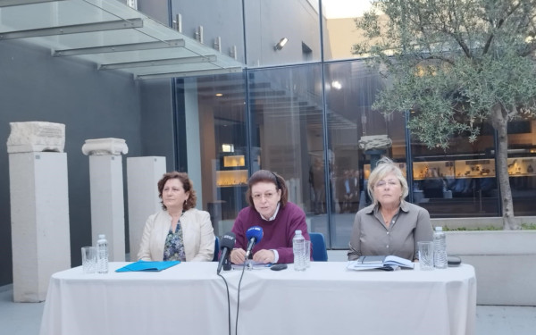 Στο Μουσείο και τον αρχαιολογικό χώρο Πέλλας η Λ. Μενδώνη